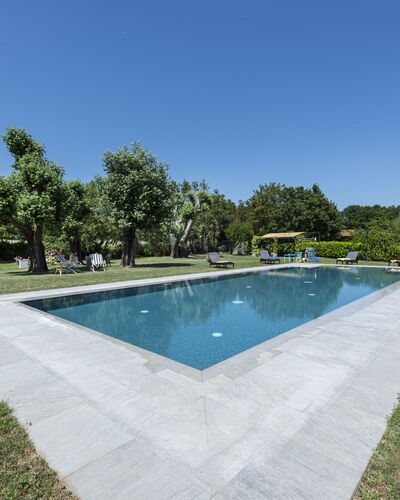 Villa Chio: L'Eau, Ciel, Piscine, Plante, Arbre, Ombre, Plan D'Eau, Rectangle, Bâtiment, Zone Résidentielle