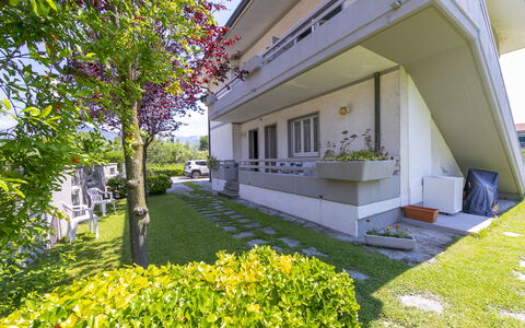 Pontremoli Apartments: Plante, Bâtiment, Propriété, Feuille, Botanique, Herbe, Arbre, Ombre, Design Urbain, Quartier
