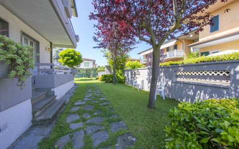 Pontremoli Apartments: Plante, Propriété, Bâtiment, Surface De La Route, Arbre, Végétation, Design Urbain, Herbe, Ciel, Ombre