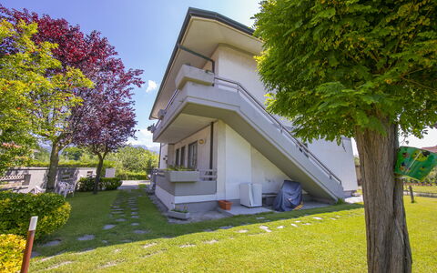 Pontremoli Apartments: Plante, Ciel, Bâtiment, Propriété, Arbre, Feuille, Architecture, Lot Terre, Ombre, Chalet