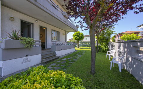 Pontremoli Apartments: Plante, Jour, Propriété, Vert, Botanique, Feuille, Bâtiment, Jaune, Arbre, Ombre
