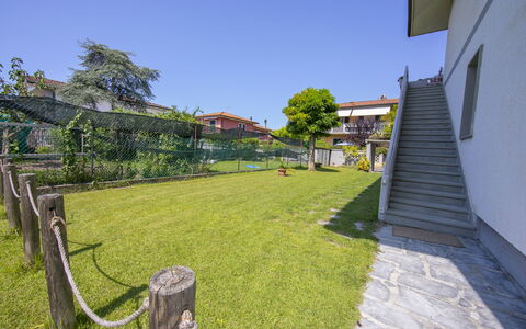 Pontremoli Apartments: Plante, Ciel, Propriété, Bâtiment, Arbre, Lot Terre, Herbe, Design Urbain, Ombre, Immobilier