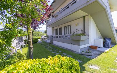 Pontremoli Apartments: Plante, Bâtiment, Propriété, Feuille, Botanique, Herbe, Arbre, Ombre, Design Urbain, Quartier