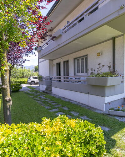 Pontremoli Apartments: Plante, Bâtiment, Propriété, Feuille, Botanique, Herbe, Arbre, Ombre, Design Urbain, Quartier