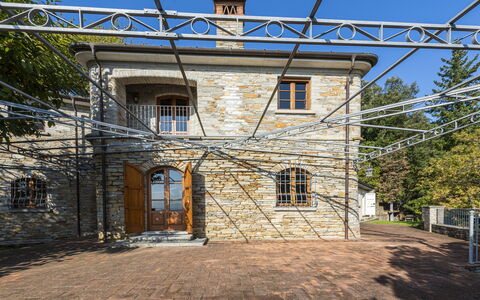 Villa Montignoso: Propriété, Ciel, Fenêtre, Bâtiment, Bois, Porte, Électricité, Maison, Zone Résidentielle