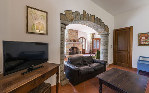 Villa Montignoso: Cadre, Meubles, Table, Bâtiment, Canapé, Confort, Bois, Design Intérieur, Architecture, Tiroir