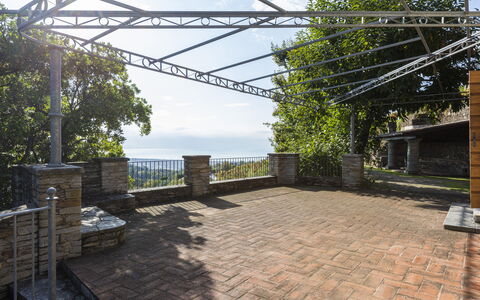 Villa Montignoso: Ciel, Nuage, Jour, Propriété, Plante, Ombre, Surface De La Route, Zone Résidentielle, Herbe, Arbre