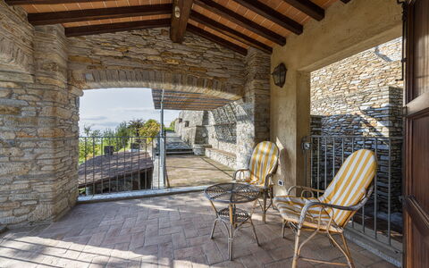 Villa Montignoso: Plante, Meubles, Bâtiment, Propriété, Table, Chaise, Bois, Ombre, Maison, Arbre