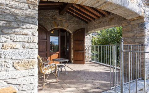 Villa Montignoso: Propriété, Plante, Bois, Ombre, Brickwork, Chaise, Brique, Immobilier, Faisceau, Arbre