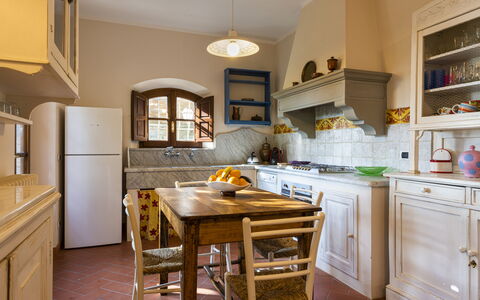 Villa Montignoso: Cabinetry, Comptoir, Propriété, Meubles, Appareil De Cuisine, Cuisinière, Bois, Cuisine, Design Intérieur, Table