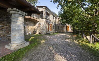 Villa Montignoso: Plante, Propriété, Bâtiment, Ciel, Fenêtre, Arbre, Maison, Surface De La Route, Chalet, Herbe