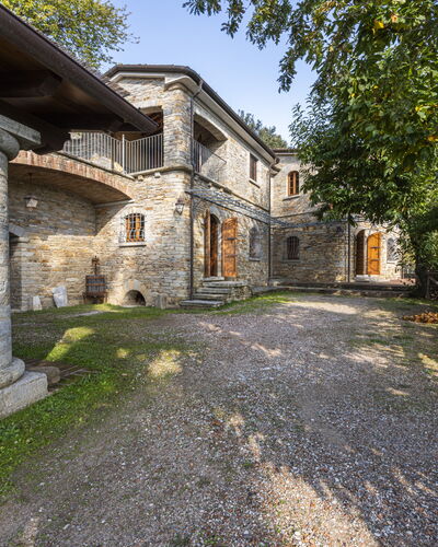 Villa Montignoso: Plante, Propriété, Bâtiment, Ciel, Fenêtre, Arbre, Maison, Surface De La Route, Chalet, Herbe