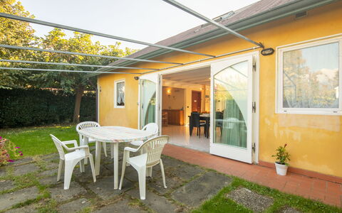 Villa Isola: Plante, Bâtiment, Meubles, Propriété, Fenêtre, Table, Chaise, Design Intérieur, Ombre, Architecture