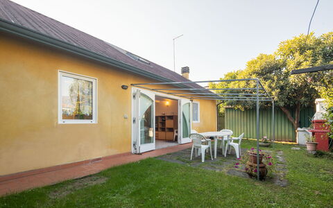 Villa Isola: Plante, Ciel, Bâtiment, Fenêtre, Chaise, Arbre, Chalet, Lot Terre, Herbe, Éclairage Public