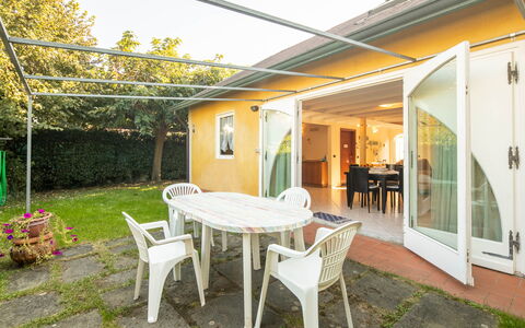 Villa Isola: Meubles, Plante, Table, Propriété, Fenêtre, Bâtiment, Chaise, Ombre, Porte, Tableau De Plein Air