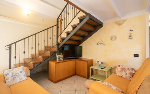 Villa Isola: Meubles, Propriété, Bâtiment, Confort, Canapé, Bois, Cadre, Design Intérieur, Escaliers, Architecture