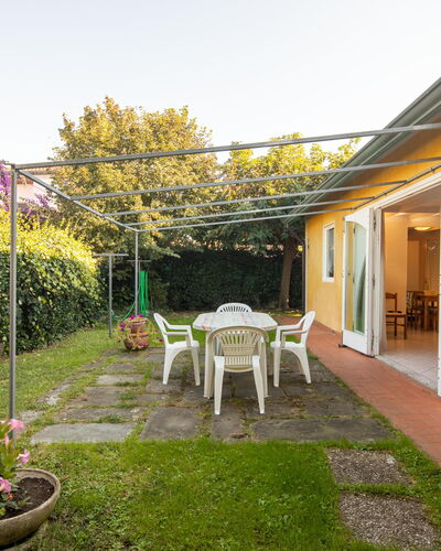 Villa Isola: Plante, Ciel, Meubles, Fenêtre, Pot De Fleur, Bâtiment, Fleur, Chaise, Plante D'Appartement, Herbe