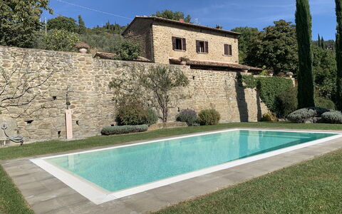 Villa Adelfa: L'Eau, Ciel, Bâtiment, Plante, Bleu Azur, Piscine, Fenêtre, Rectangle, Arbre, Lot Terre