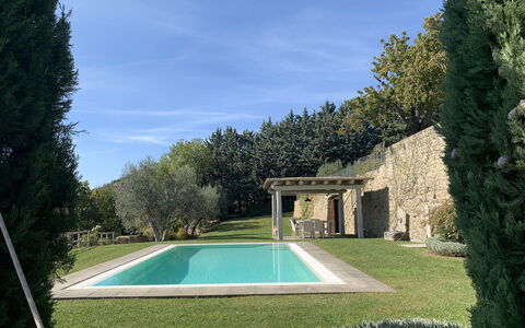 Villa Adelfa: Plante, L'Eau, Ciel, Nuage, Lot Terre, Herbe, Ombre, Rectangle, Arbre, Piscine
