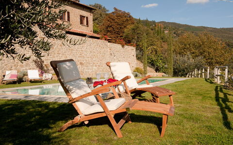 Villa Adelfa: Plante, Ciel, Nuage, Mobilier De Jardin, Chaise, Bâtiment, Arbre, Accoudoir, Herbe, Loisir