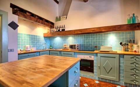 Villa Paneretta: Comptoir, Cabinetry, Propriété, Cuisine, Appareil De Cuisine, Cuisinière, Bois, Evier, Tiroir, Éclairage