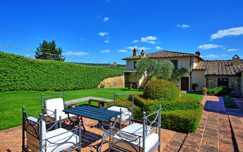 Villa Paneretta: Plante, Ciel, Nuage, Propriété, Bâtiment, Vert, Paysage Naturel, Lot Terre, Fenêtre, Arbre