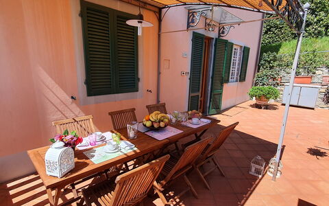 Alla Collina Del Sole: Table, Meubles, Fenêtre, Propriété, Plante, Bâtiment, Chaise, Bois, Pot De Fleur, Tableau De Plein Air