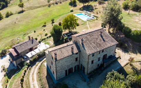 Villa Lugnano: Plante, Bâtiment, Fenêtre, Maison, Lot Terre, Arbre, Herbe, Zone Résidentielle, Design Urbain, Paysage