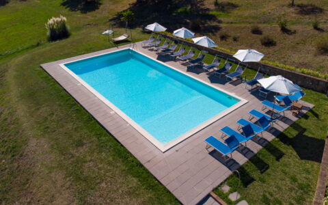 Villa Lugnano: Bâtiment, Plante, Piscine, L'Eau, Bleu Azur, Rectangle, Maison, Herbe, Ombre, Design Urbain