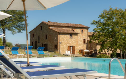 Villa Lugnano: Ciel, Propriété, L'Eau, Plante, Bâtiment, Piscine, Bleu Azur, Ombre, Arbre, Mobilier De Jardin