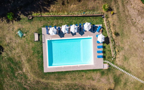 Villa Lugnano: L'Eau, Plante, Piscine, Fenêtre, Bleu Azur, Rectangle, Lot Terre, Herbe, Pente, Paysage