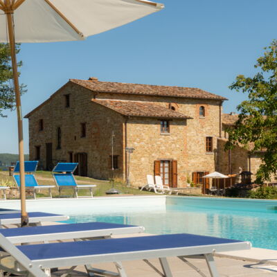 Villa Lugnano: Ciel, Propriété, L'Eau, Plante, Bâtiment, Piscine, Bleu Azur, Ombre, Arbre, Mobilier De Jardin