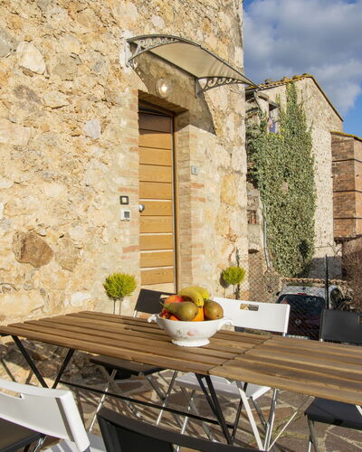 Casa Francesca: Propriété, Plante, Bâtiment, Table, Meubles, Pot De Fleur, Ciel, Nuage, Bois, Fenêtre