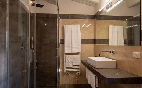 Villa Lucarella: Design Intérieur, Sol, Sol, Salle De Bains, Luminaire Plomberie, Pièce, Meubles, Éclairage, Plafond, Évier