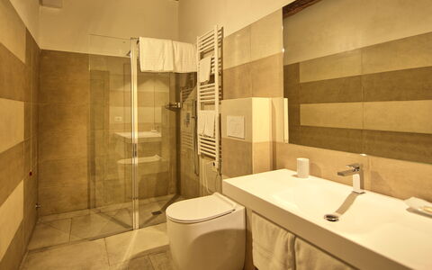 Palazzo Bello: Propriété, Robinet, Évier, Luminaire Plomberie, Bâtiment, Salle De Bains, Design Intérieur, Maison, Bois, Sol