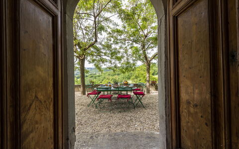 Villa Vigliano: Bâtiment, Plante, Feuille, Bois, Ombre, Architecture, Arbre, Teintes Et Ombres, Paysage, Herbe