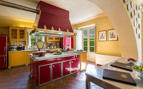 Villa Vaccoli: Cabinetry, Meubles, Plante, Comptoir, Table, Plante D'Appartement, Bâtiment, Cuisine, Design Intérieur, Bois