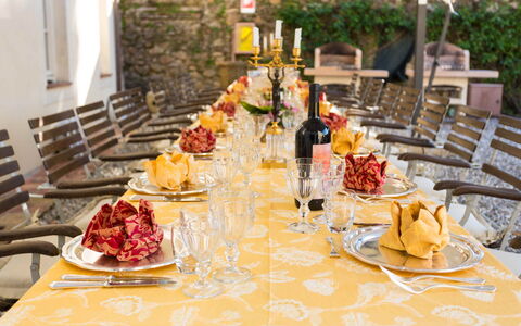 Villa Vaccoli: Aliments, Table, Vaisselle, Meubles, Verres À Pied, Assiette, Nappe De Table, Plante, Vaisselle, Drinkware