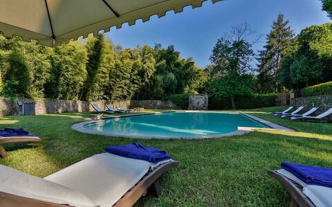 Villa Vaccoli: L'Eau, Plante, Propriété, Ciel, Piscine, Bleu Azur, Ombre, Mobilier De Jardin, Arbre, Herbe