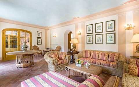 Villa Vaccoli: Table, Cadre, Meubles, Propriété, Canapé, Bâtiment, Bois, Design Intérieur, Décoration, Salon