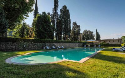 Villa Vaccoli: L'Eau, Ciel, Plante, Piscine, Bleu Azur, Paysage Naturel, Plan D'Eau, Arbre, Herbe, Ombre