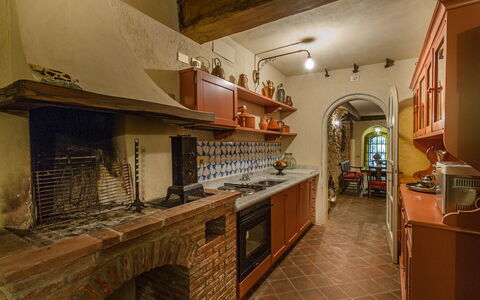 Villa Vorno: Comptoir, Cabinetry, Propriété, Cuisine, Appareil De Cuisine, Bâtiment, Bois, Électroménager, Cuisinière, Design Intérieur