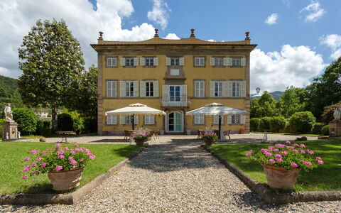 Villa Vorno: Nuage, Plante, Ciel, Fleur, Bâtiment, Propriété, La Nature, Fenêtre, Arbre, Botanique