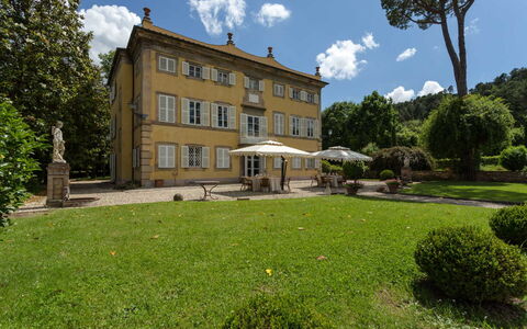Villa Vorno: Nuage, Plante, Bâtiment, Ciel, Fenêtre, Arbre, Paysage Naturel, Lot Terre, Maison, Herbe