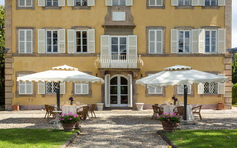 Villa Vorno: Plante, Bâtiment, Fenêtre, Meubles, Parapluie, Chaise, Pot De Fleur, Ombre, Tente, Porte