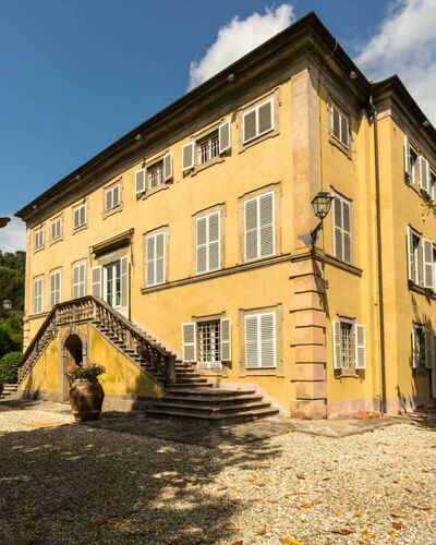 Villa Vorno: Ciel, Plante, Bâtiment, Fenêtre, Nuage, Arbre, Lumière Du Soleil, Maison, Porte, Zone Résidentielle