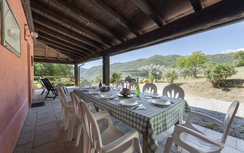 Villa Rosata: Table, Meubles, Plante, Propriété, Chaise, Ciel, Bois, Vaisselle, Arbre, Design Intérieur