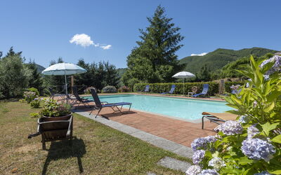 Villa Rosata: L'Eau, Plante, Ciel, Meubles, Piscine, Nuage, Parapluie, La Nature, Chaise, Arbre