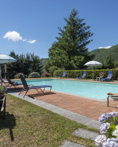 Villa Rosata: L'Eau, Plante, Ciel, Meubles, Piscine, Nuage, Parapluie, La Nature, Chaise, Arbre