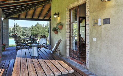 Villa Le Selvole: Propriété, Chaise, Plante, Bleu Azur, Bois, Porche, Design Intérieur, Pot De Fleur, Bâtiment, Chalet